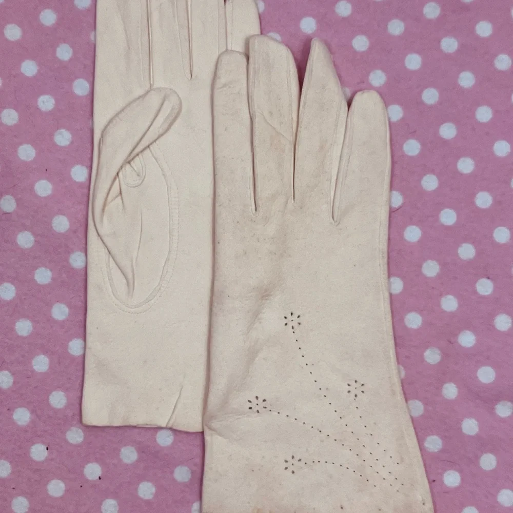 Elegant Cream Gloves